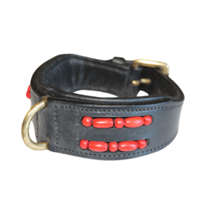 Läderhalsband med röda pärlor