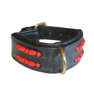 Läderhalsband med röda träpärlor